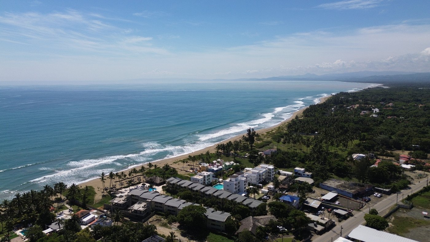 Vista aérea con drone de la costa de surf en la Costa Norte de República Dominicana