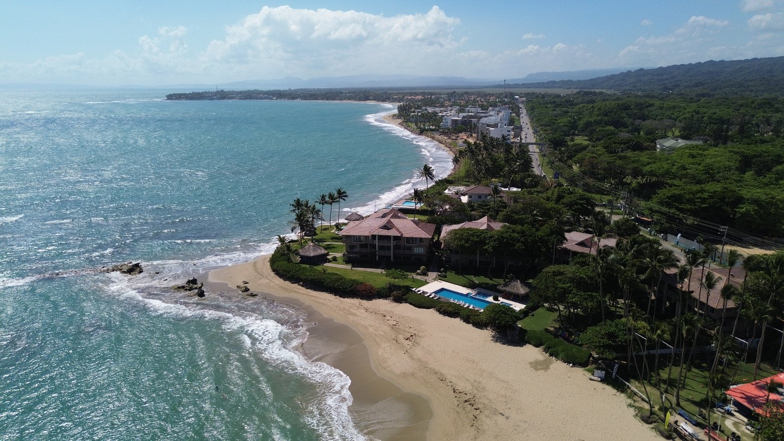 Toma con drone de una villa frente al mar con piscina sobre una punta rocosa, Costa Norte de República Dominicana