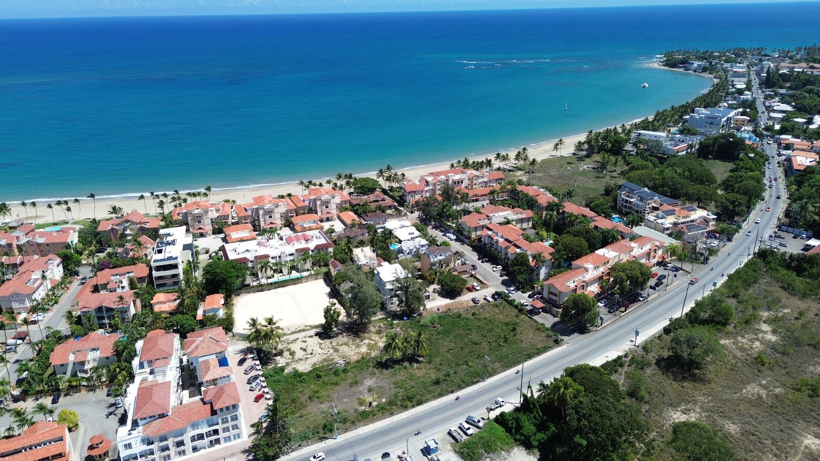 Vista aérea con drone de la bahía de Cabarete, condominios frente al mar y la carretera principal, República Dominicana