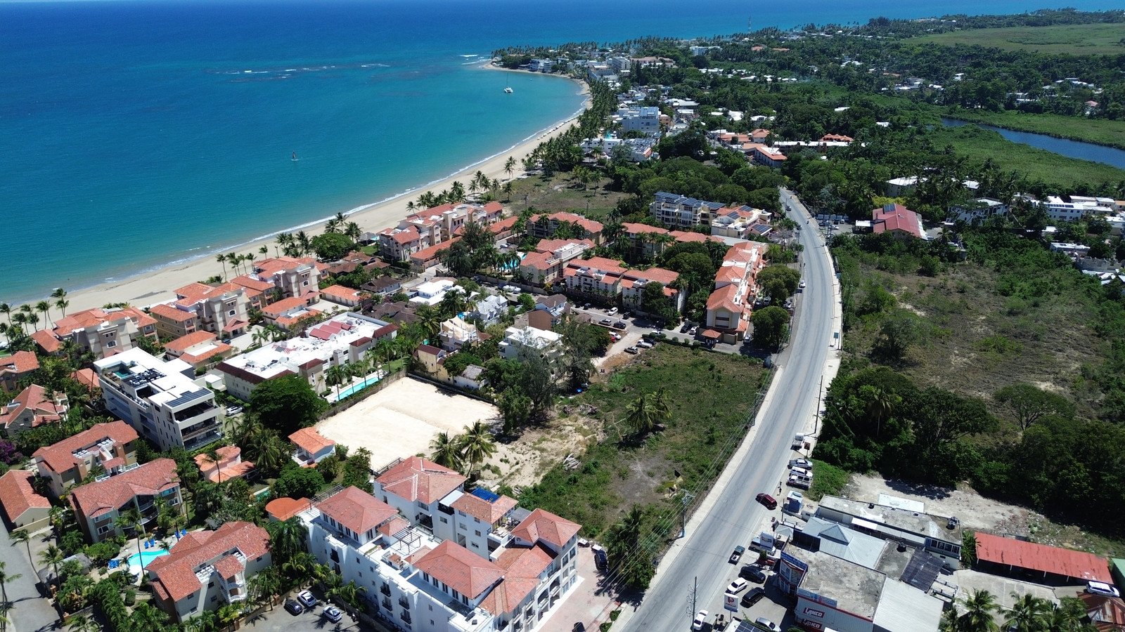 La bahía de Cabarete desde el aire: playa, condominios y laguna, República Dominicana