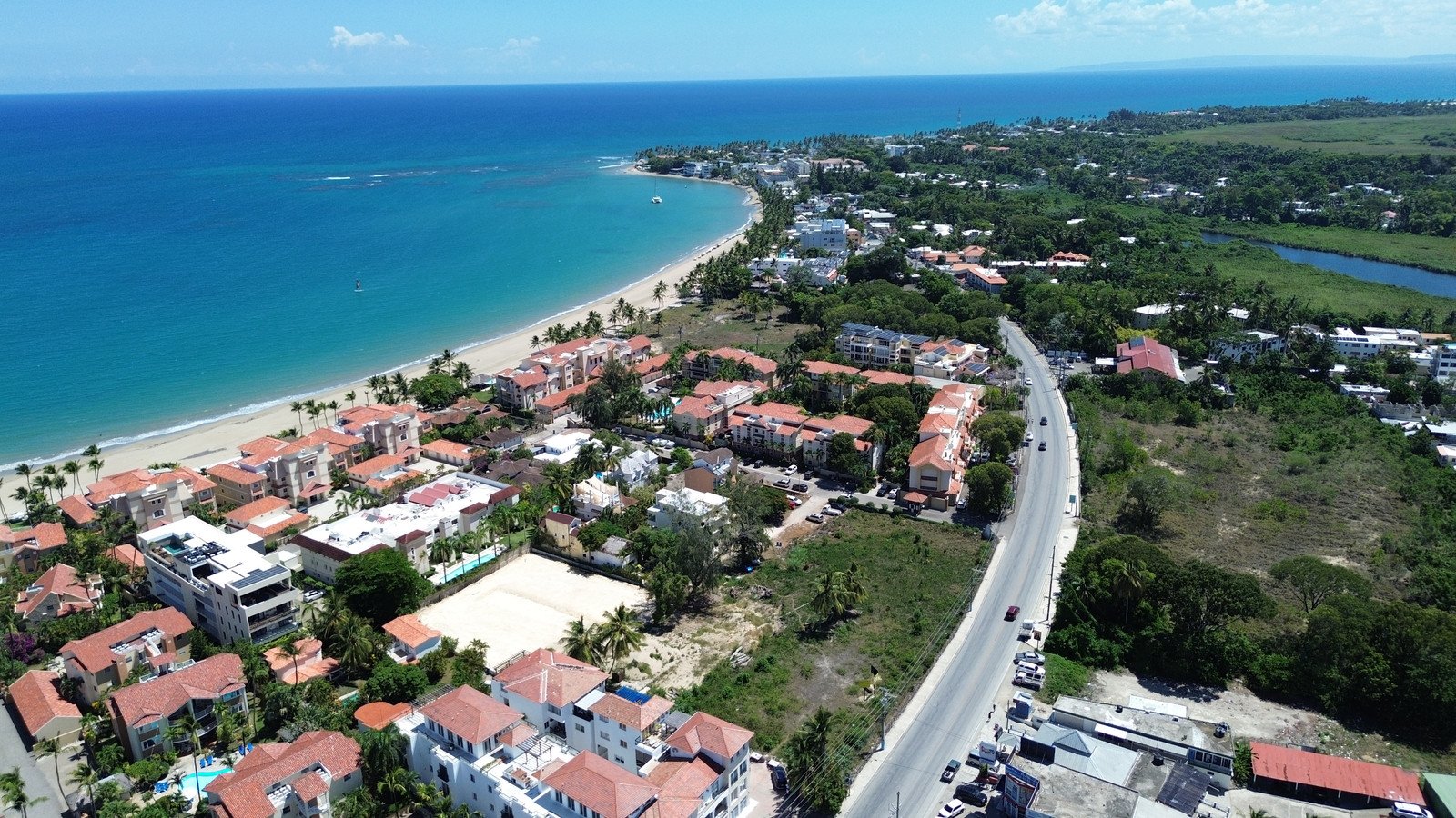Toma aérea amplia de la bahía de Cabarete y los proyectos frente al mar, República Dominicana