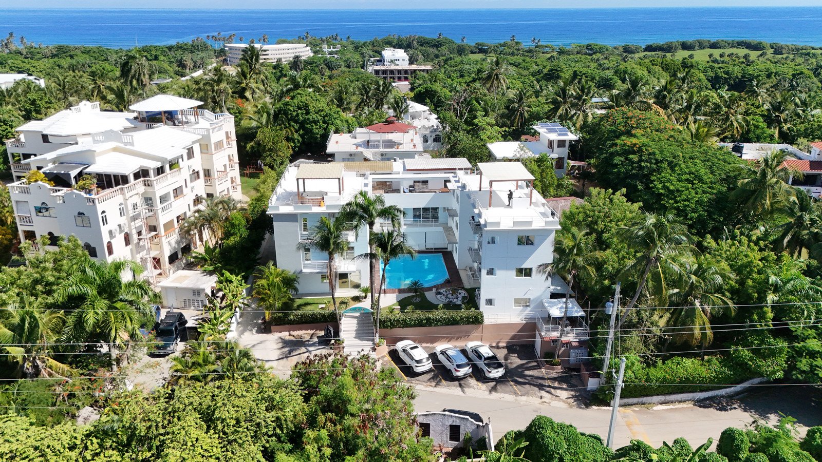 Foto aérea de un complejo de condominios con piscina y vista al mar, Costa Norte de República Dominicana