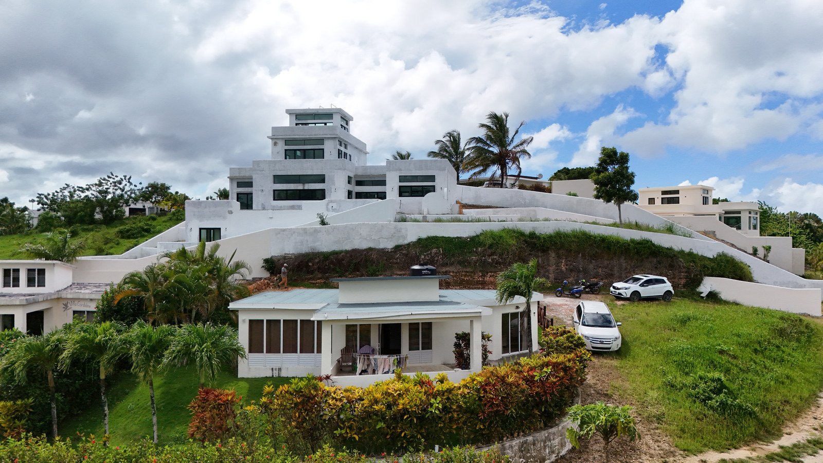 Vista aérea de una villa moderna en la loma, Costa Norte de República Dominicana