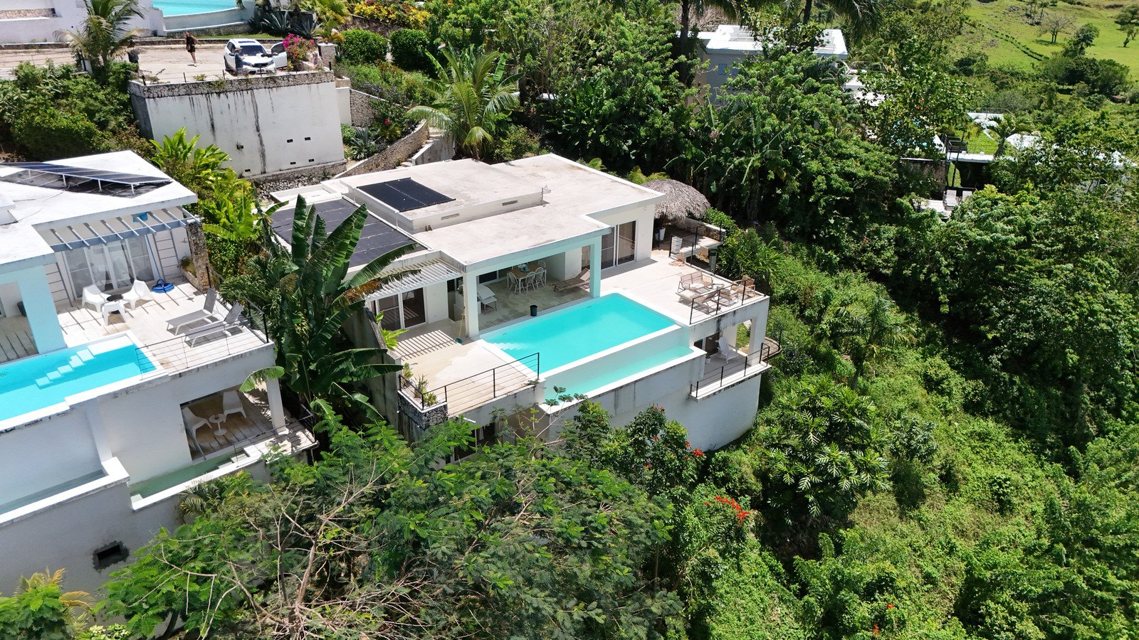 Vista aérea de villas en la loma con piscinas infinitas en la Costa Norte, República Dominicana