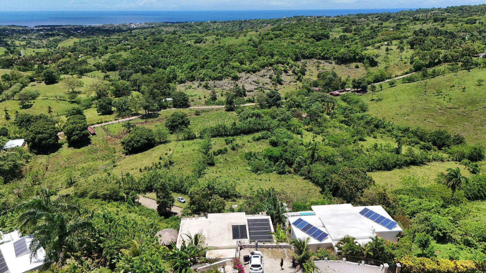 Vista aérea de las lomas verdes de Río San Juan con villas en primer plano, República Dominicana