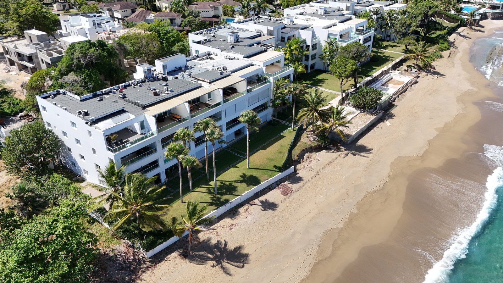 Foto con drone de un condominio frente al mar en Sosúa, República Dominicana