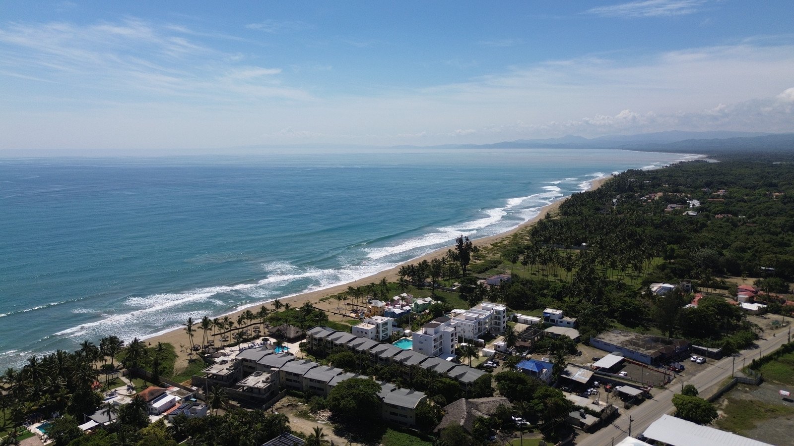Vista con drone de la costa de surf y un proyecto de townhouses en la Costa Norte, República Dominicana