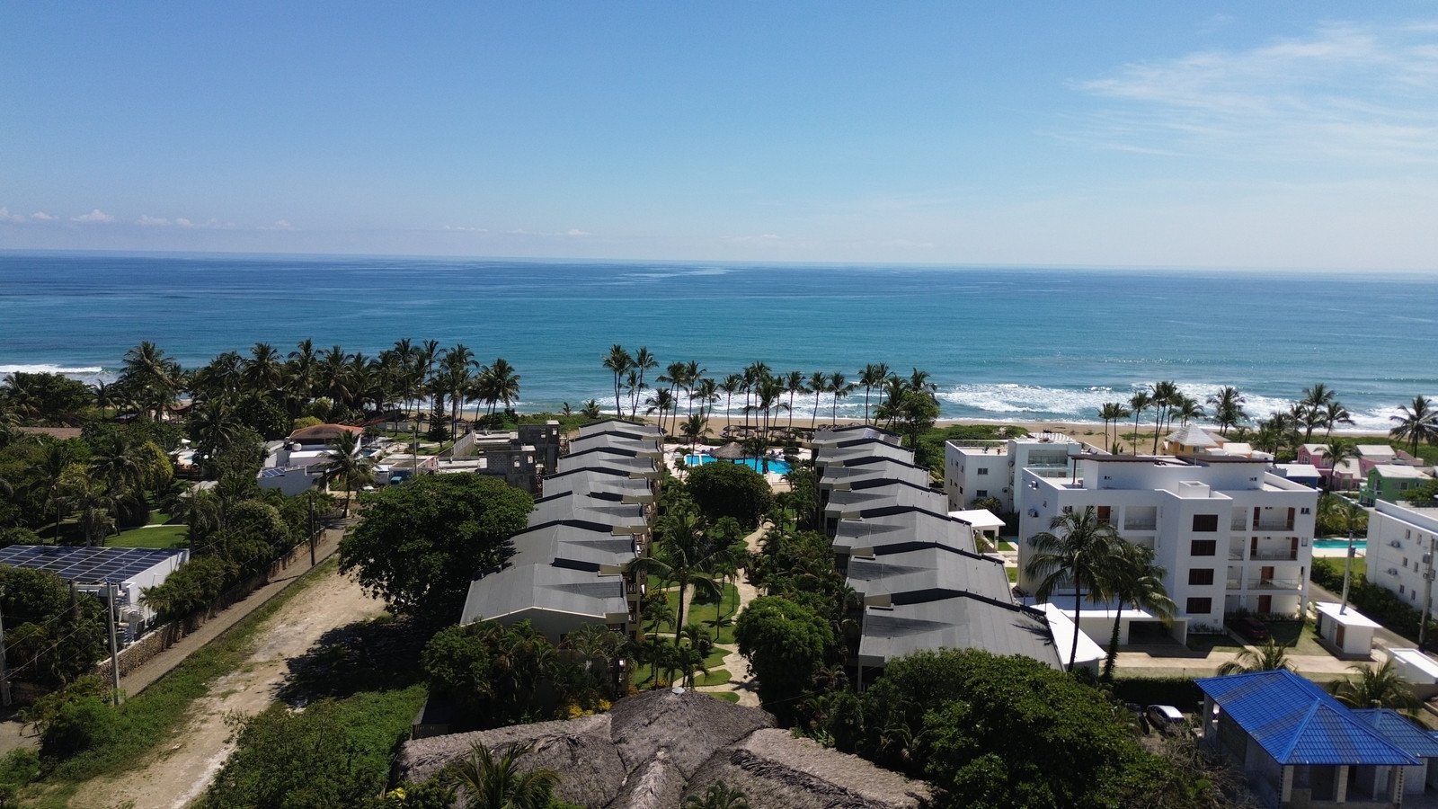 Foto con drone de un residencial cerrado de townhouses cerca de la playa, Costa Norte de República Dominicana
